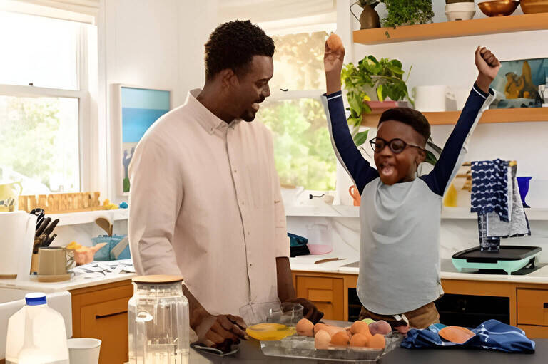 Père et fils rient dans la cuisine